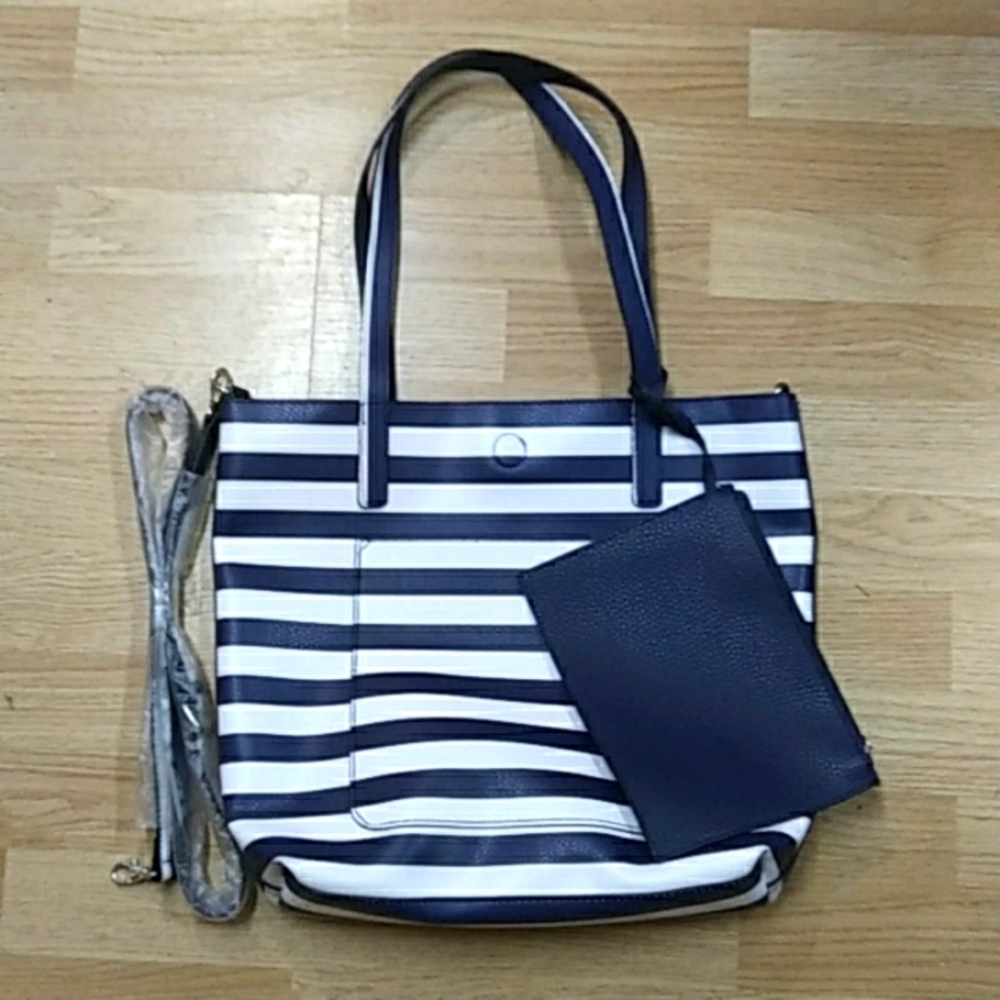 Time and Tru reversible large tote bag with cosmetic bag! Magnetic closure.